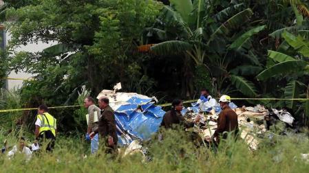 Policías y militares custodian los restos del avión Boeing-737 que se estrelló hoy, viernes 18 de mayo de 2018, poco después de despegar del aeropuerto José Martí de La Habana (Cuba).
