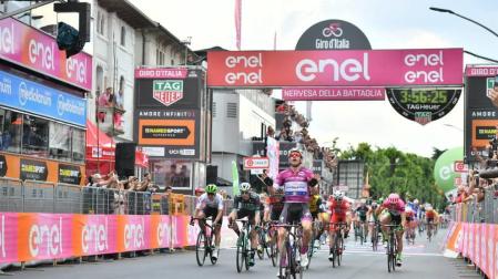 Viviani hace triplete y  Yates mantiene la maglia rosa