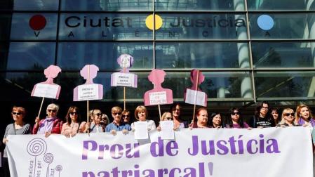 Cien entidades denuncian la filtración de datos de la víctima de la "jauría" de 'La Manada'