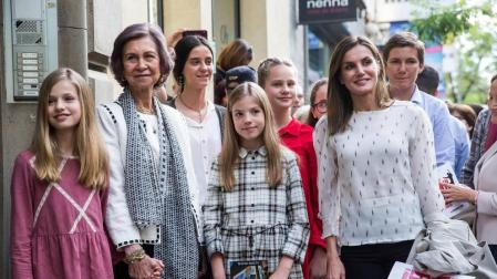 Doña Sofía comparte con la Reina y sus cuatro nietas una tarde de teatro