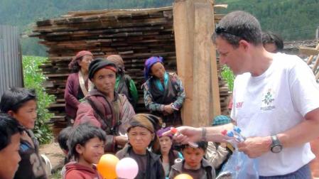 El subteniente de la Guardia Civil Francisco Valero, responsable del Greim en Navarra durante dos décadas, amplió su labor humanitaria como voluntario en Nepal, donde pereció. Su vida fue un ejercicio de desprendimiento