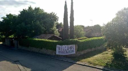 Vox cuelga un cartel en el nuevo chalé de Iglesias y Montero invitando a refugiados