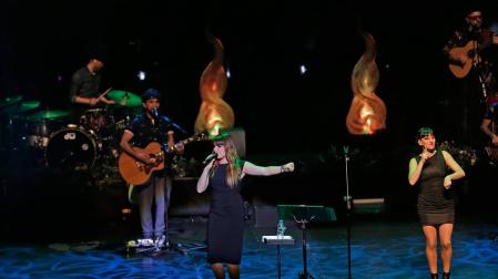 Rozalén y Amaia Romero unieron sus voces este sábado en Baluarte