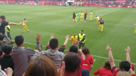 Los jugadores de Osasuna agradecen el apoyo a los aficionados rojillos en Soria