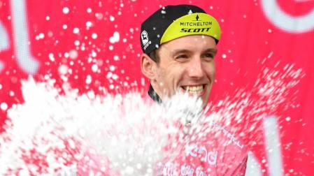 Yates desafía con la maglia rosa el reloj de Dumoulin