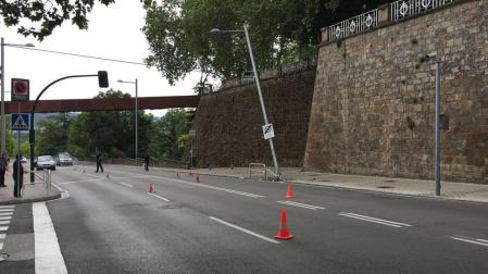 Cortada al tráfico la cuesta de Labrit tras chocar un vehículo contra una farola