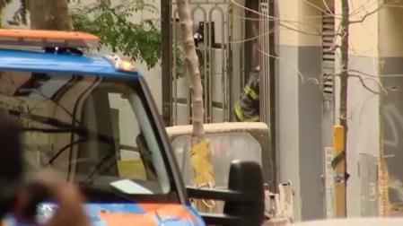 Dos obreros atrapados en los escombros de un edificio derruido en Madrid