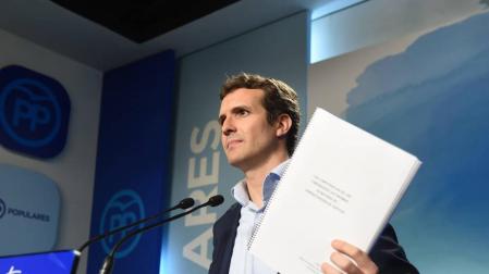 Pablo Casado muestra la documentación de su máster, que hizo para un doctorado