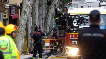 Buscan a dos obreros entre los escombros de un edificio derrumbado en Madrid
