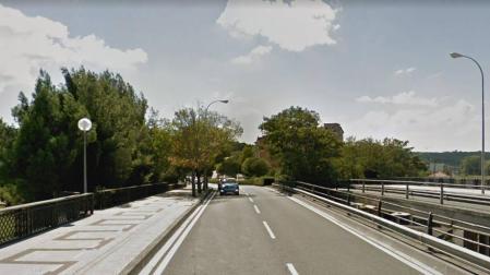 Ileso tras salirse de la vía y volcar con su vehículo en Pamplona