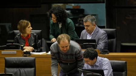 María Chivite, Inma Jurío y Santos Cerdán (PSN) y delante, David Anaut (Bildu) y Rubén Velasco (Podemos).