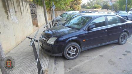 Policía de Tudela pide ayuda para buscar al conductor que se estampó contra una valla