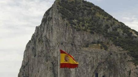 La bandera de España ondea a los pies del Peñón de Gibraltar.