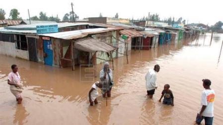 Más de 200 muertos y 300.000 desplazados en Kenia por las fuertes lluvias