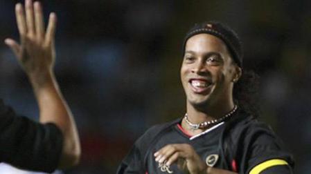Ronaldinho se casará con dos mujeres en agosto, según un diario brasileño