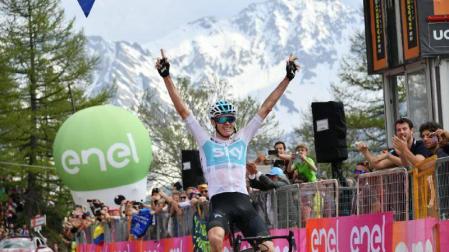 Froome firma una etapa histórica y es el nuevo líder