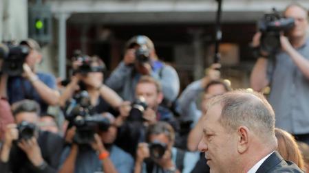 Harvey Weinstein se entrega en una comisaría de Nueva York