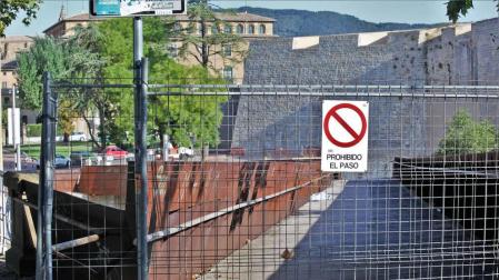 La pasarela peatonal de Labrit lleva cerrada desde el pasado 5 de julio y el próximo 19 de septiembre se cubrirá con una malla metálica.