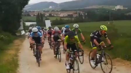 Así ha superado el pelotón de la Vuelta a Navarra el tramo de 'sterrato'