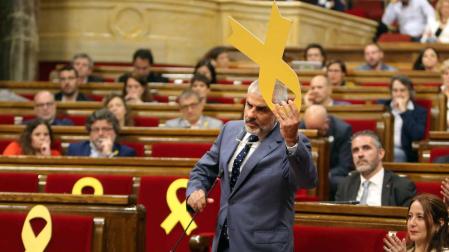 Torrent suspende el pleno al quitar Cs un lazo amarillo de la bancada del Govern