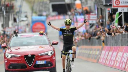 Mikel Nieve conquista la vigésima etapa y Froome defiende la "maglia" rosa