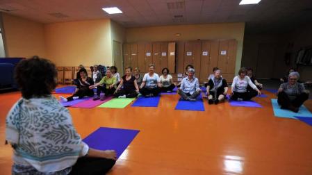 Casi un centenar de personas acude a las clases de yoga que organiza la Asociación San Sebastián en diferentes tandas martes y jueves