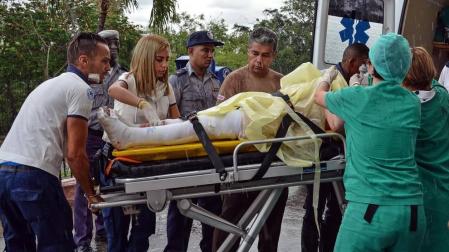 Policías y militares custodian los restos del avión Boeing-737 que se estrelló hoy, viernes 18 de mayo de 2018, poco después de despegar del aeropuerto José Martí de La Habana (Cuba).