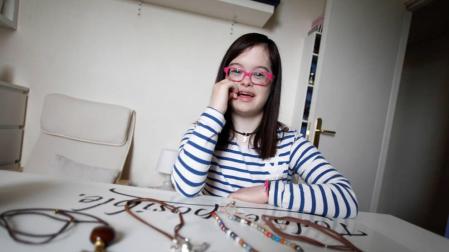 Una joven con síndrome de Down triunfa con su marca de bisutería Carmelamola