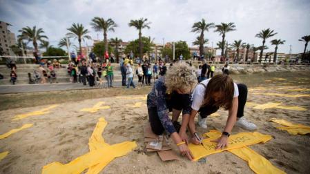 Los independentistas ocupan la playa de Mataró con cruces amarillas