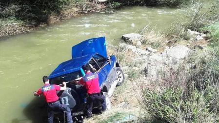 Un herido tras salirse de la vía y caer al río Cidacos