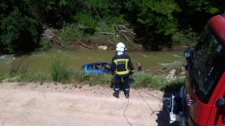 Un conductor fue rescatado por Bomberos de Navarra y Policía Foral tras caer con su vehículo al río Cidacos en Tafalla.