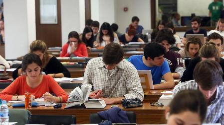 Suben un 15% los universitarios con beca pero la cuantía baja 365 euros