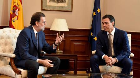 El presidente del PP y del Gobierno en funciones, Mariano Rajoy (i), y el secretario general del PSOE, Pedro Sánchez, se han reunido este mediodía en el Congreso.