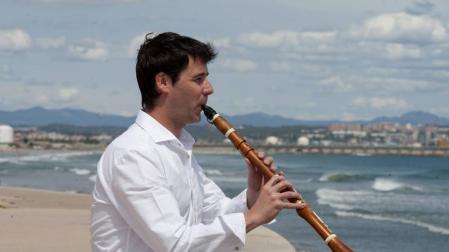 Álvaro Iborra, con el clarinete desde Tafalla a Corea