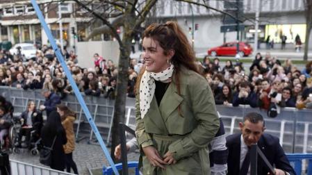 Cientos de admiradores de todas las edades se han acercado este viernes por la tarde hasta la plaza de Baluarte para conseguir un disco firmado por la ganadora de la última edición de 'Operación Triunfo'
