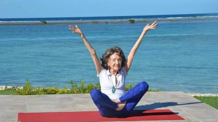La maestra de yoga más anciana del mundo, a su casi 100 años
