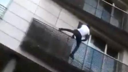 Spiderman en París: un inmigrante salva a un niño que colgaba de un balcón
