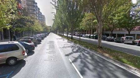 Se sale de la vía en la avenida Sancho el Fuerte y termina sobre un seto