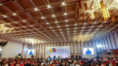Maduro estudia liberaciones de "presos políticos" y pide "unirse por la paz"