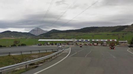Un fallecido al chocar contra un bloque de hormigón en el peaje de la A-15 en Zuasti