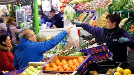 Las tiendas de Pamplona quieren sacar su fruta y verdura a la calle