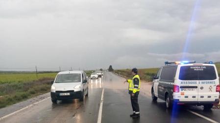 La lluvia obliga al corte del tráfico en la N-113 en Castejón