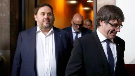 Puigdemont y Junqueras entran al Parlament tras la reunión.