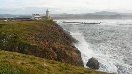Muere una mujer por un golpe de mar en Asturias