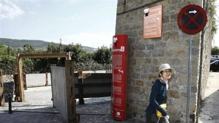 Cinco operarios de la Carpintería Hermanos Aldaz ya han comenzado este jueves a montar el doble vallado para los encierros de estos Sanfermines, entre los Corrales de Santo Domingo y los Corrales del Gas.