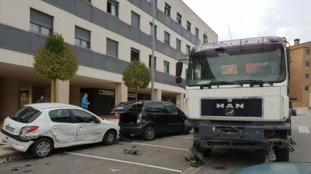 Aparatoso accidente en Mutilva por un camión sin el freno de mano echado