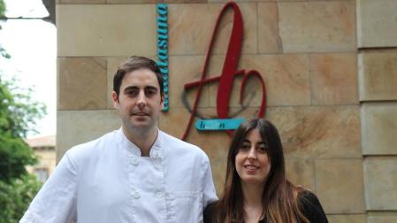 Jon y Cristina Seminario, hijos de los propietarios del bar Anaitasuna.