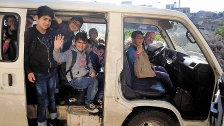 En Líbano el 30% de la población es refugiada siria. Más de 500.000 niños y niñas en edad escolar han huido del país, de los cuales se estima que 402.000 se encuentran en el grupo de edad escolar básica (entre 3 y 14 años) y 100.000 menores, en el grupo de edad de la escuela secundaria (entre 15 y 18 años).