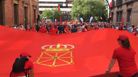 En directo: cientos de personas se concentran frente al Parlamento para el inicio de la manifestación