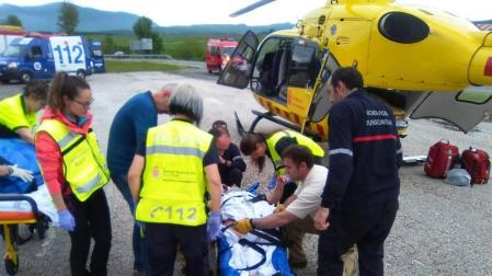 Herido un motorista tras accidentarse y precipitarse 8 metros entre Garralda y Aribe